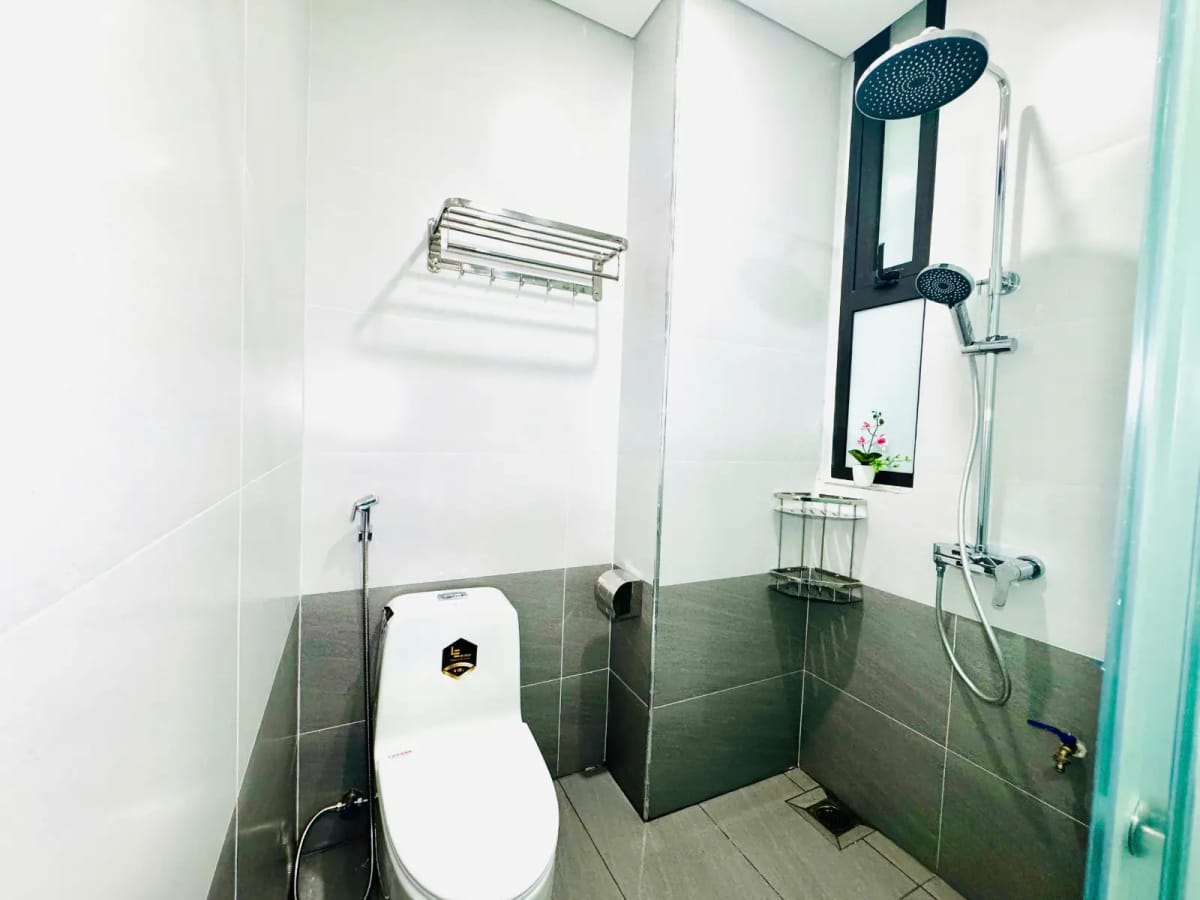 Diện Tích: 25 28m2 ( 2 Cửa sổ thoáng + 1 ban công + 1 Khu bếp riêng ) Đầy Đủ Nội Thất Cơ Bản: - Điều Hoà, Nóng Lạnh, Giường, tủ quần áo, bàn tủ bếp, tủ lạnh,…