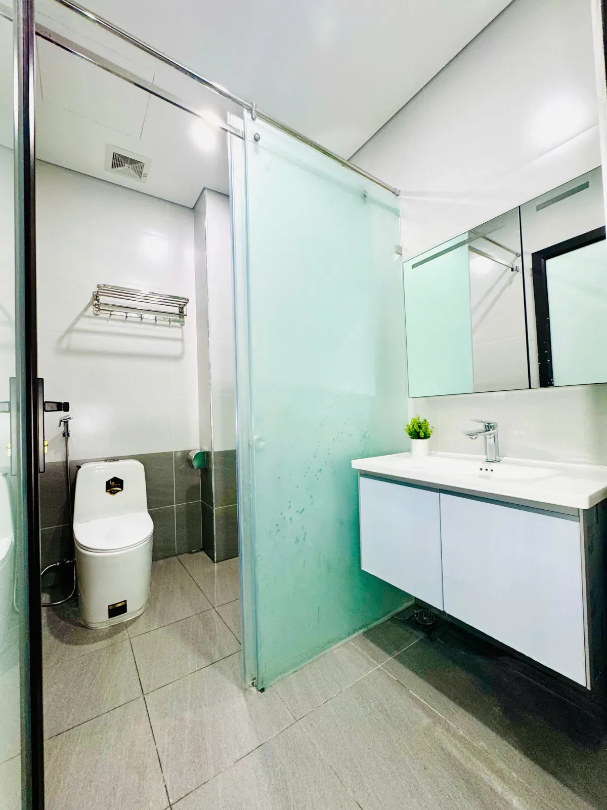 Diện Tích: 25 28m2 ( 2 Cửa sổ thoáng + 1 ban công + 1 Khu bếp riêng ) Đầy Đủ Nội Thất Cơ Bản: - Điều Hoà, Nóng Lạnh, Giường, tủ quần áo, bàn tủ bếp, tủ lạnh,…