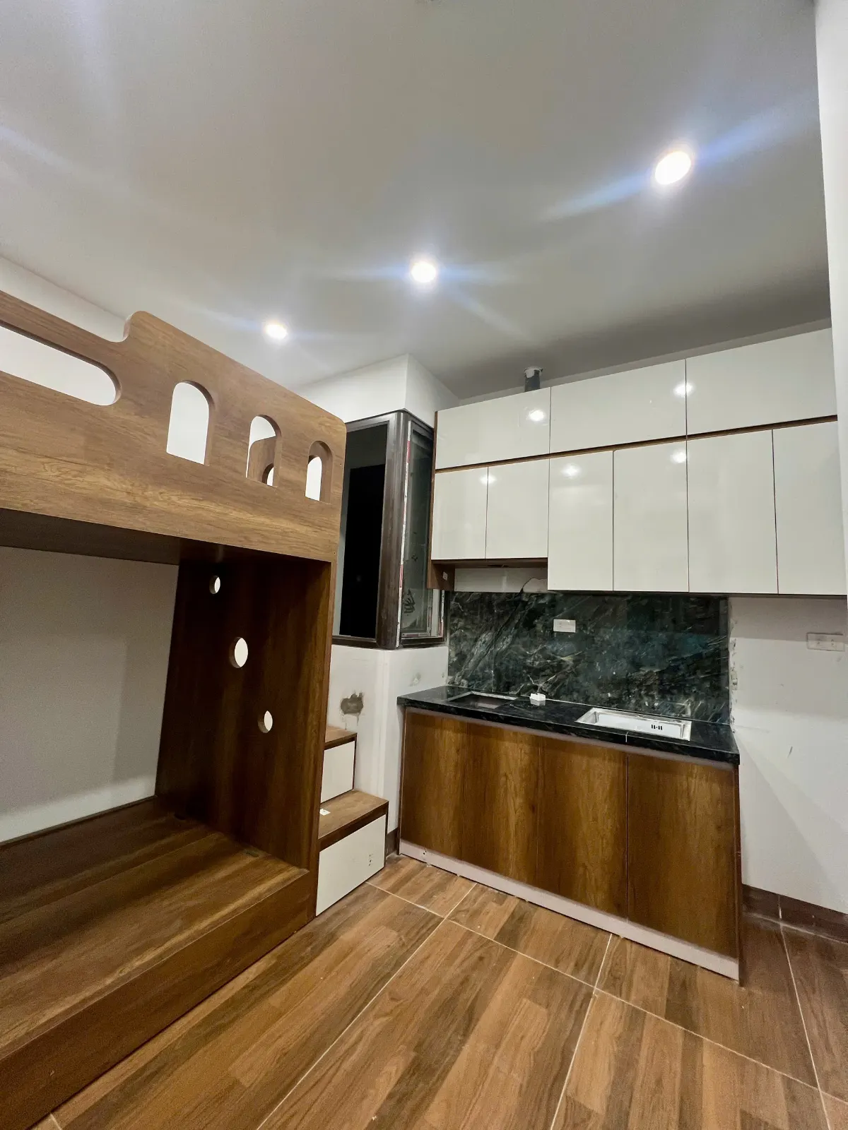 Studio full đồ ban công rộng ngõ 139 Nguyễn Ngọc Vũ