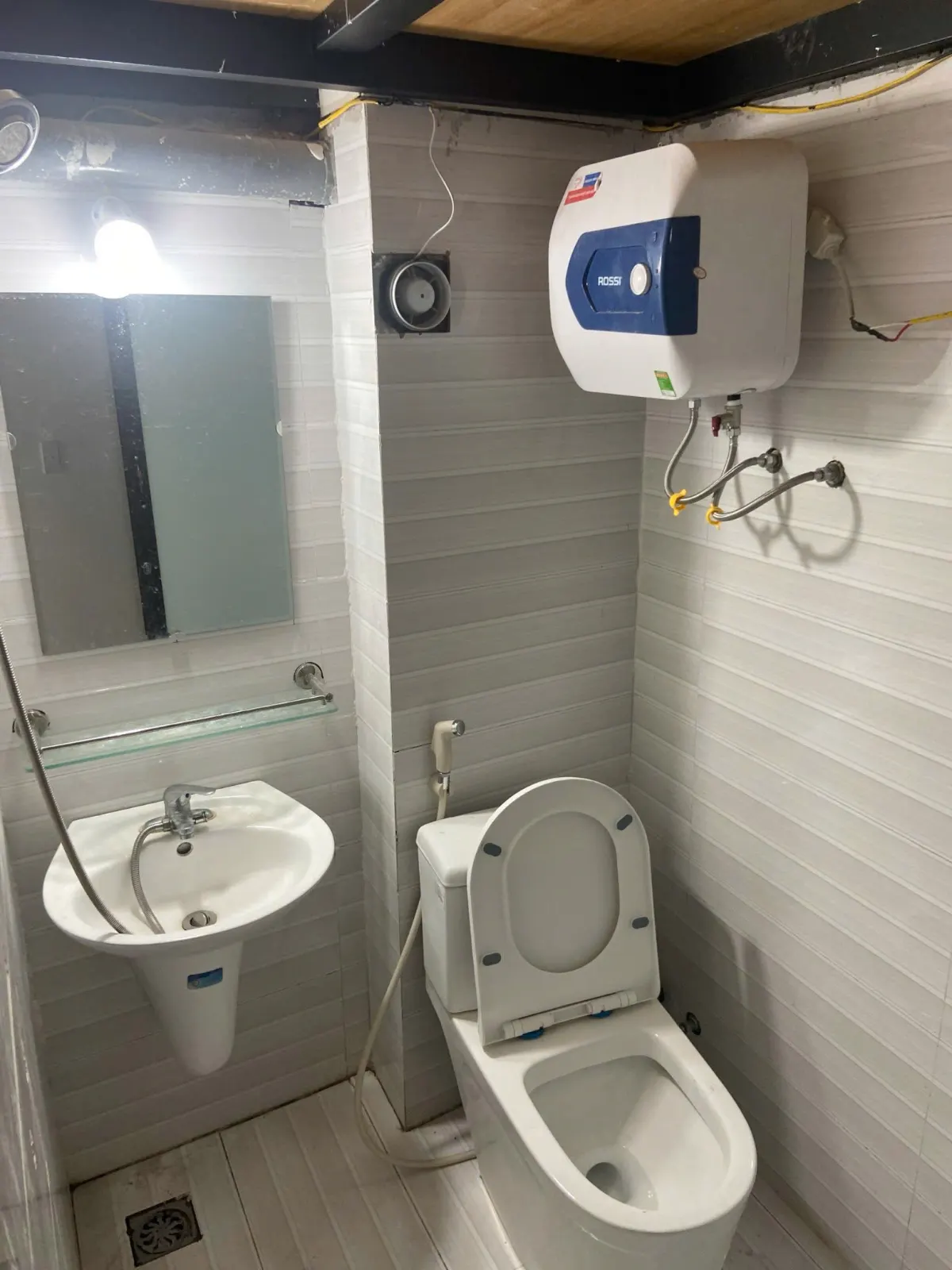 Gác xép ngõ 245 đường lạc long quân
